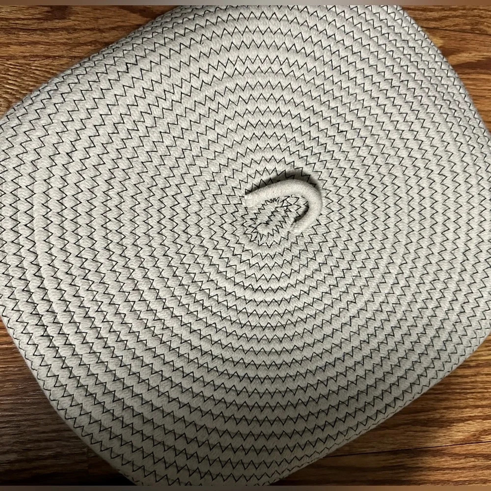 NWOT Woven Basket With Lid For Storage - Picture 4 of 8
